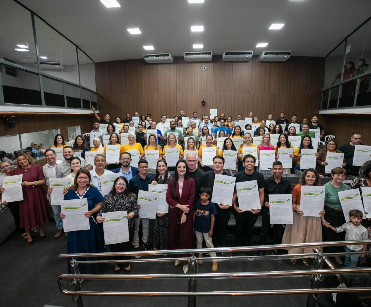 Vereadora Samantha Iris homenageia integrantes da Missão Enchei-vos com moções de aplausos