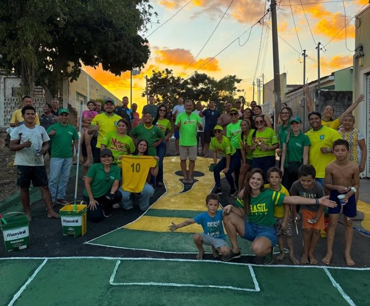 Michelly Alencar participa de ação comunitária para resgatar tradição das ruas decoradas para a Copa do Mundo