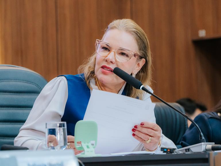 Paula Calil apresenta projeto para ampliar “Parada Segura” no transporte coletivo de Cuiabá