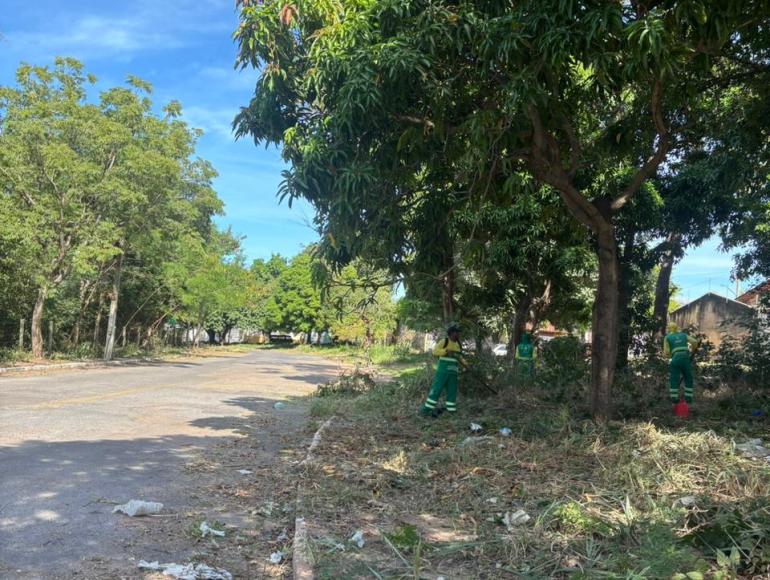 Avenida principal do Jardim Universitário é revitalizada por equipe de limpeza