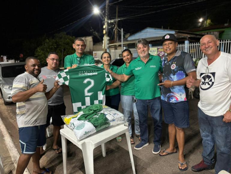 Vereador Ilde Taques entrega uniformes a times no bairro Novo Mato Grosso
